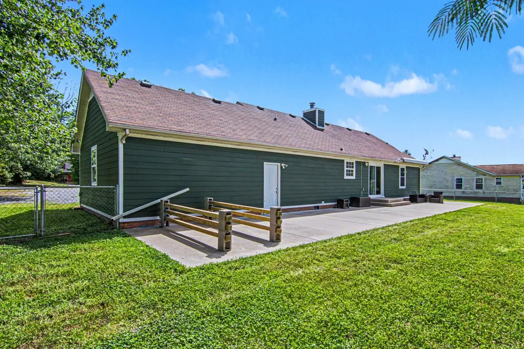 2723 Highway 12, N Chapmansboro TN 37035