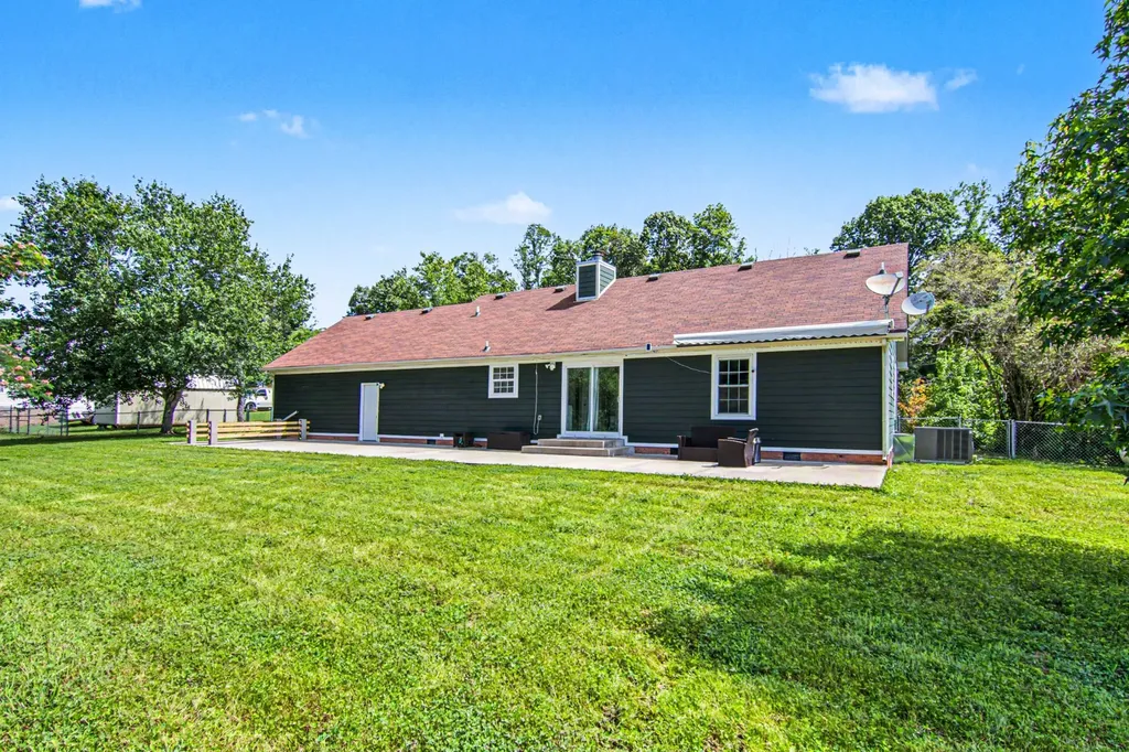 2723 Highway 12, N Chapmansboro TN 37035