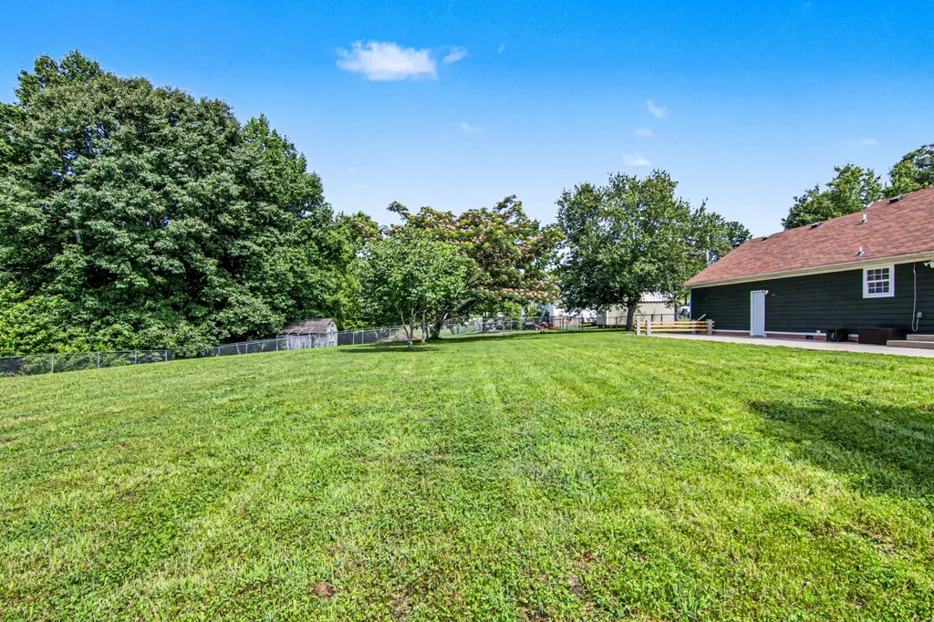2723 Highway 12, N Chapmansboro TN 37035