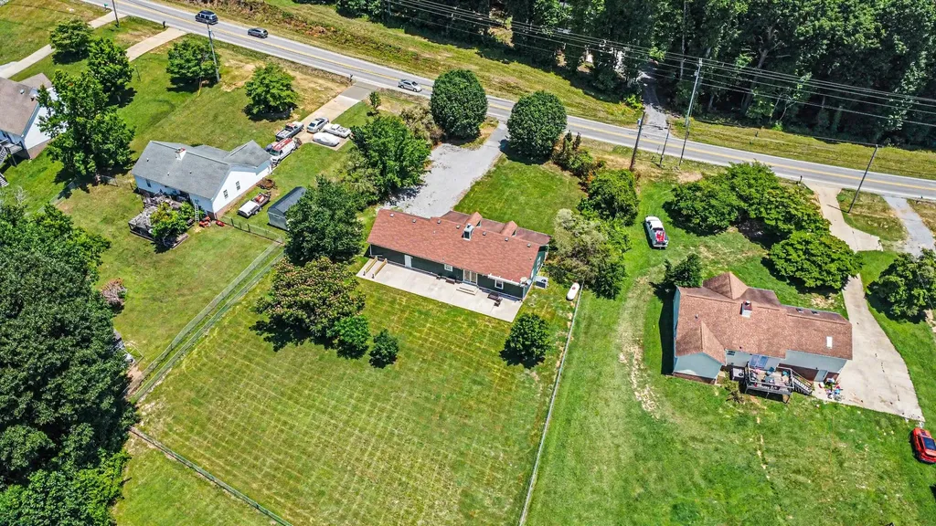 2723 Highway 12, N Chapmansboro TN 37035