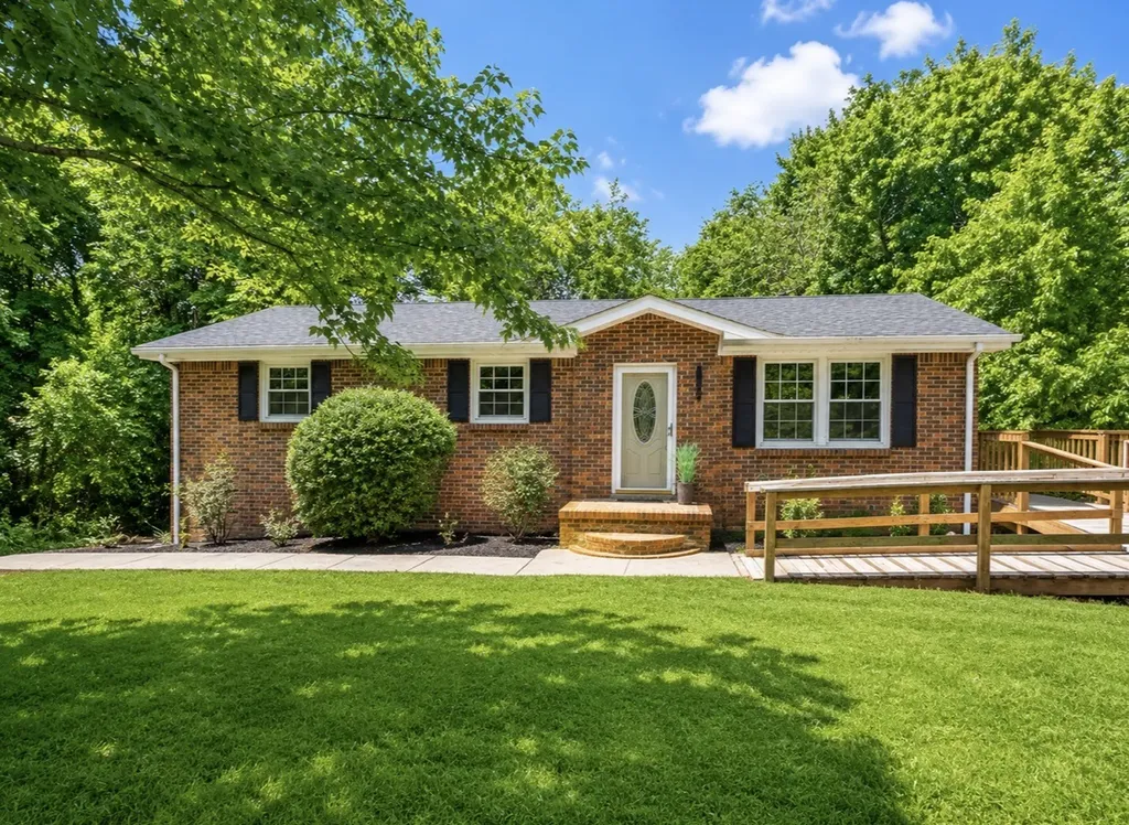 1151 Chestnut Drive Burns TN 37029