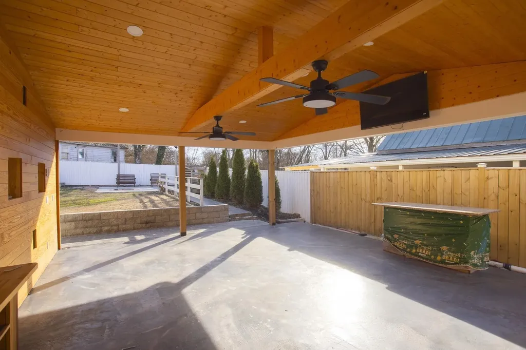 239 E Bledsoe Street Gallatin TN 37066