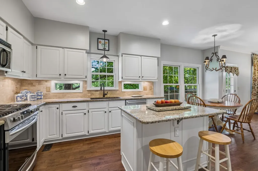 704 Helmsdale Pl, S Brentwood TN 37027