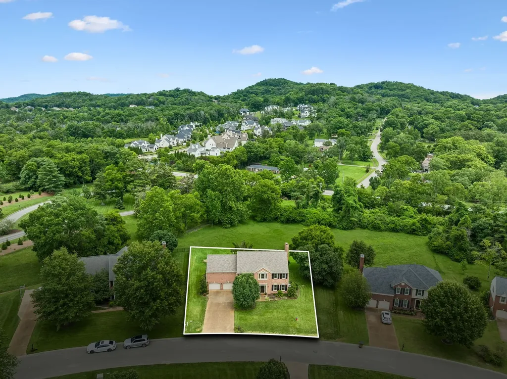 704 Helmsdale Pl, S Brentwood TN 37027