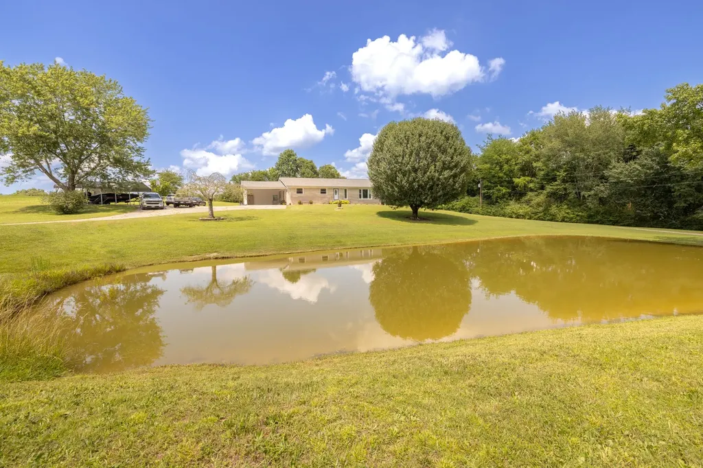 34 Dunn Road Leoma TN 38468