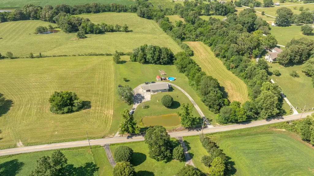 34 Dunn Road Leoma TN 38468