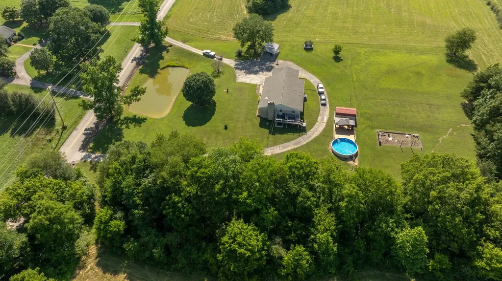 34 Dunn Road Leoma TN 38468