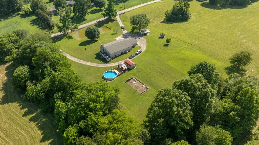 34 Dunn Road Leoma TN 38468