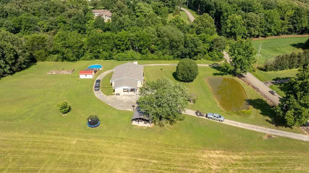 34 Dunn Road Leoma TN 38468