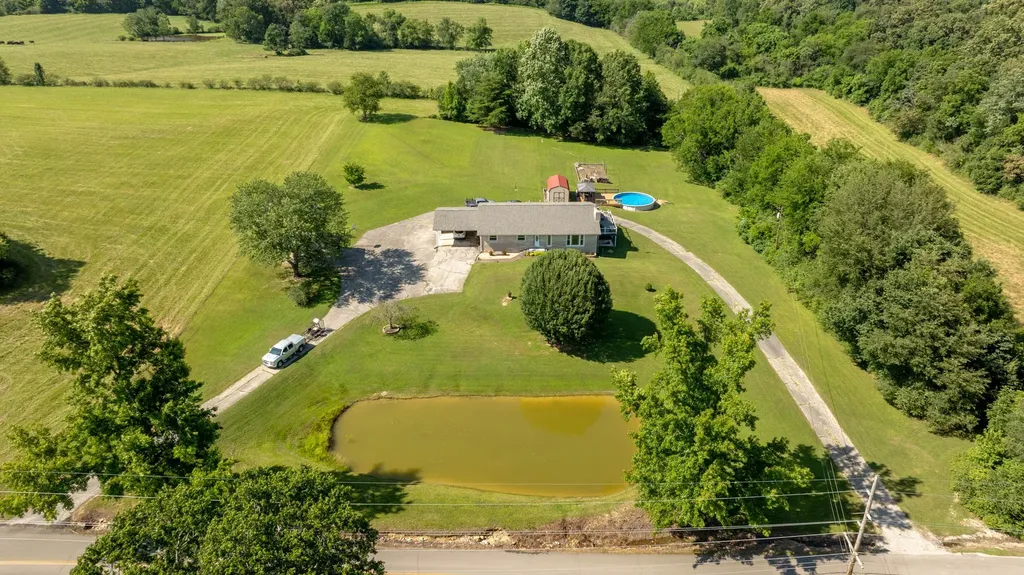 34 Dunn Road Leoma TN 38468