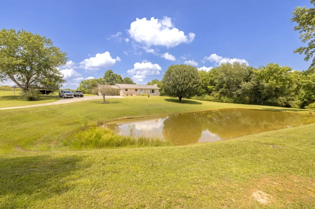 34 Dunn Road Leoma TN 38468