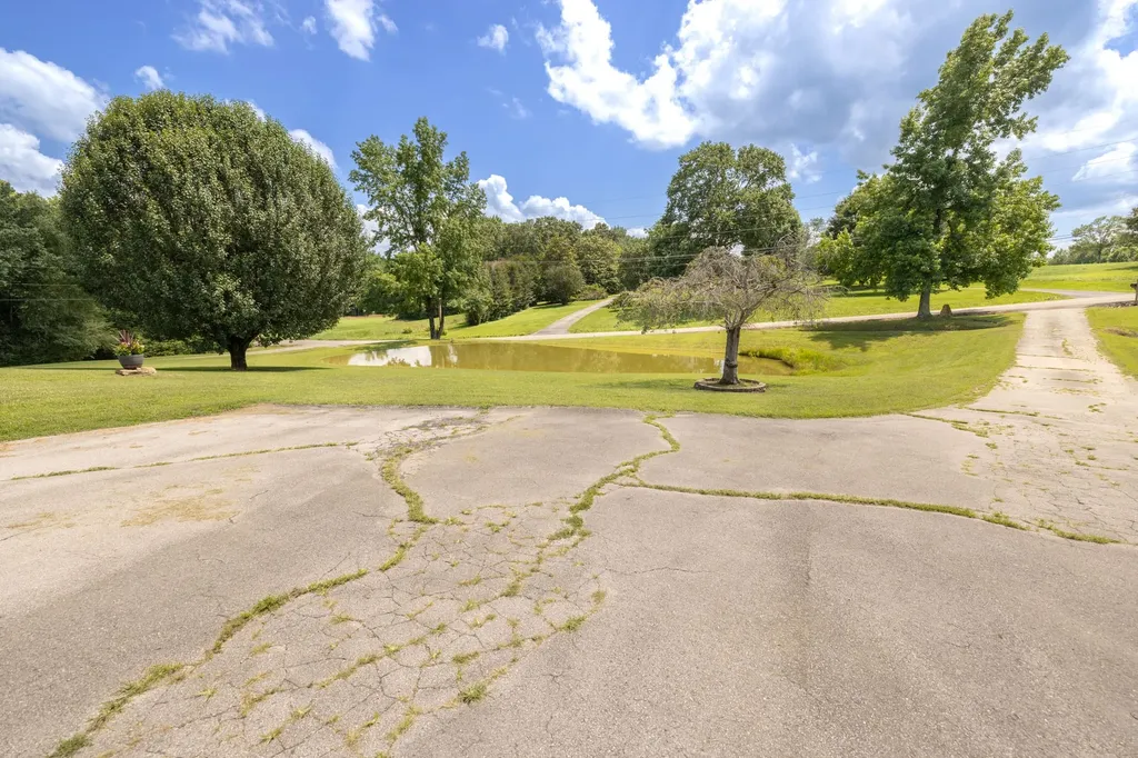 34 Dunn Road Leoma TN 38468