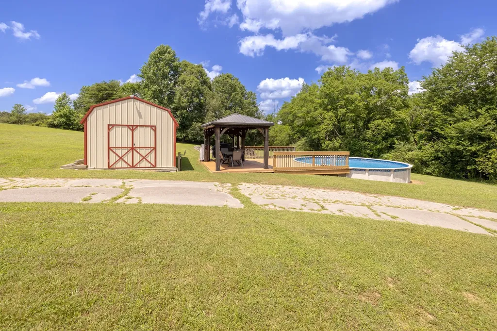 34 Dunn Road Leoma TN 38468