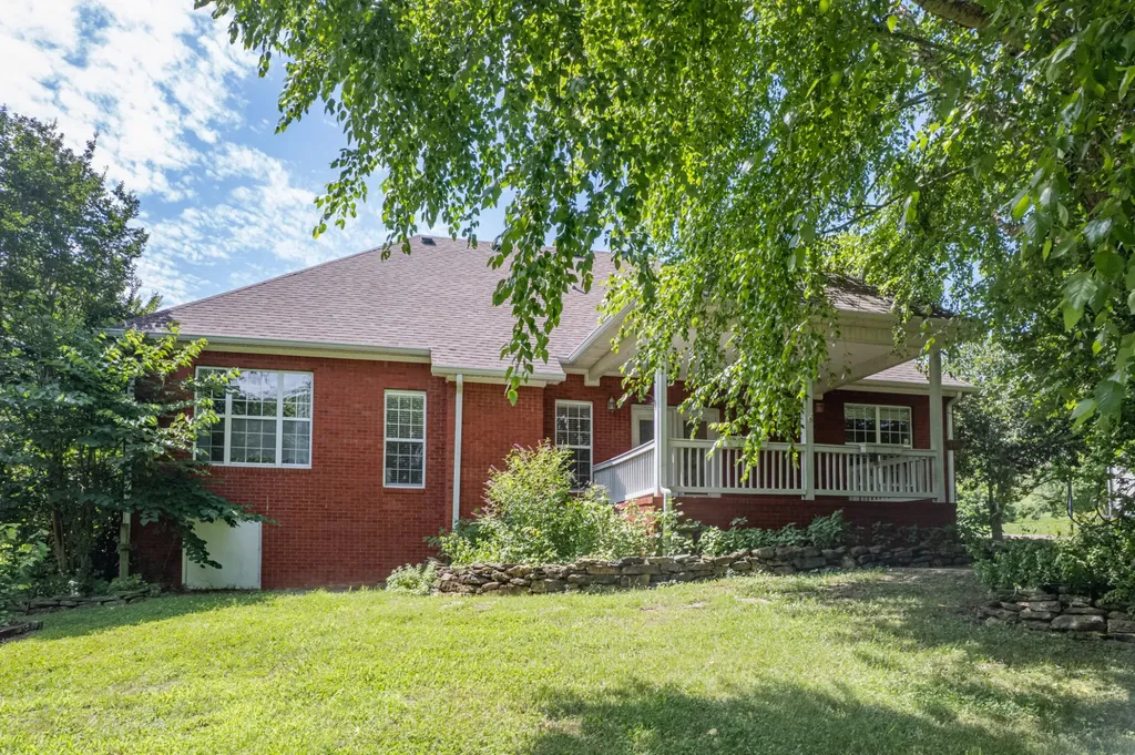 3004 Viewpointe Way Columbia TN 38401