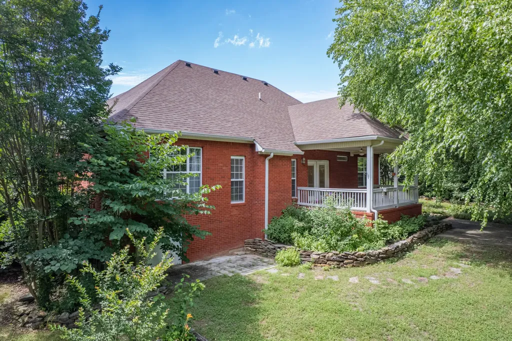 3004 Viewpointe Way Columbia TN 38401