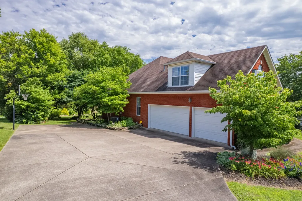 3004 Viewpointe Way Columbia TN 38401
