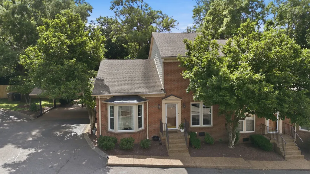 8 Sharonwood Drive Nashville TN 37215