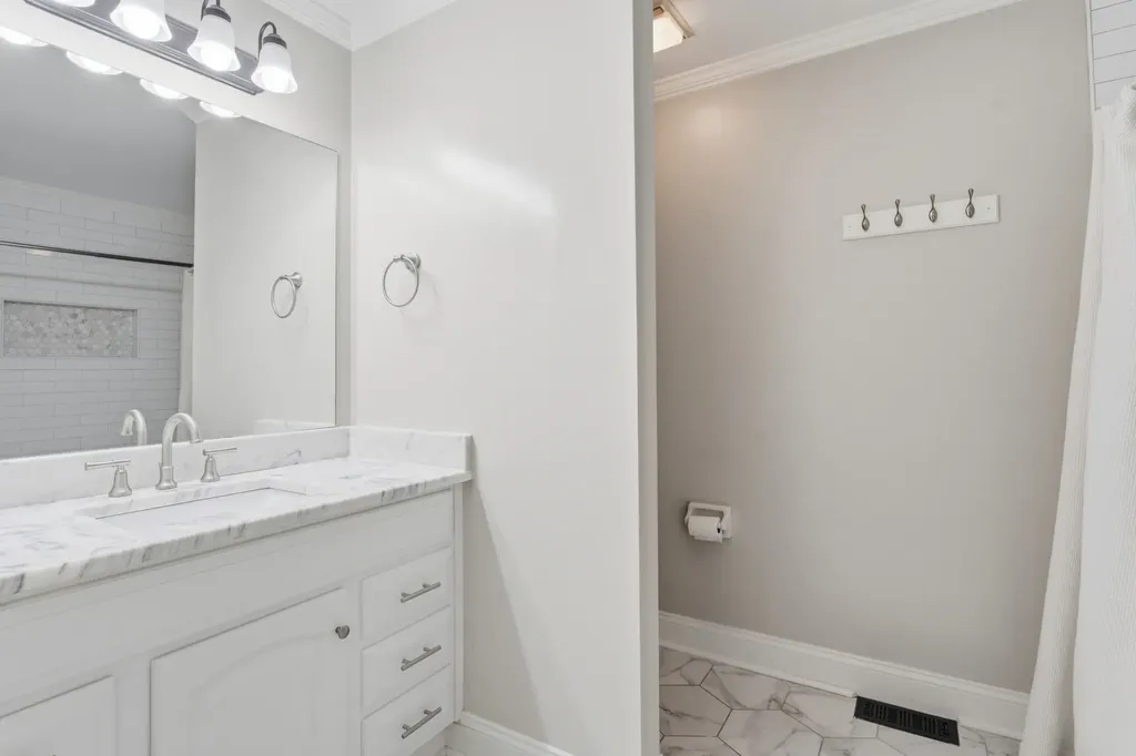 8 Sharonwood Drive Nashville TN 37215
