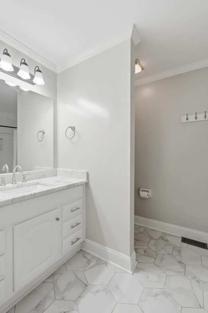 8 Sharonwood Drive Nashville TN 37215