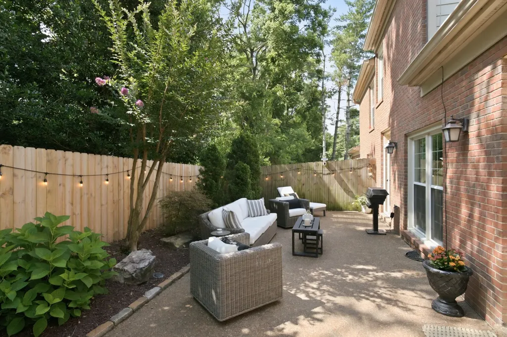 8 Sharonwood Drive Nashville TN 37215