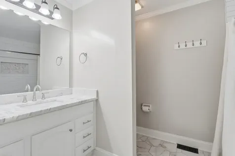 8 Sharonwood Drive Nashville TN 37215