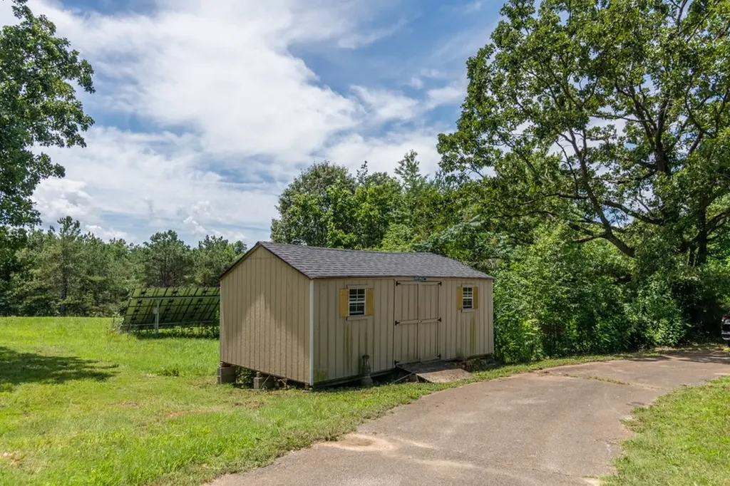 7636 Liberty Road Scotts Hill TN 38374
