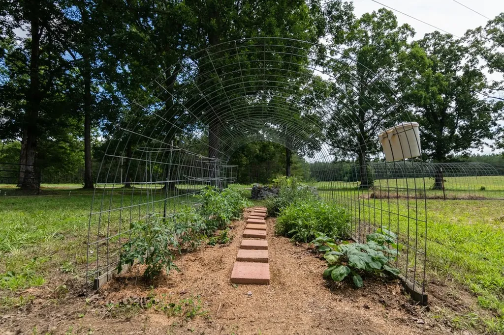 7636 Liberty Road Scotts Hill TN 38374
