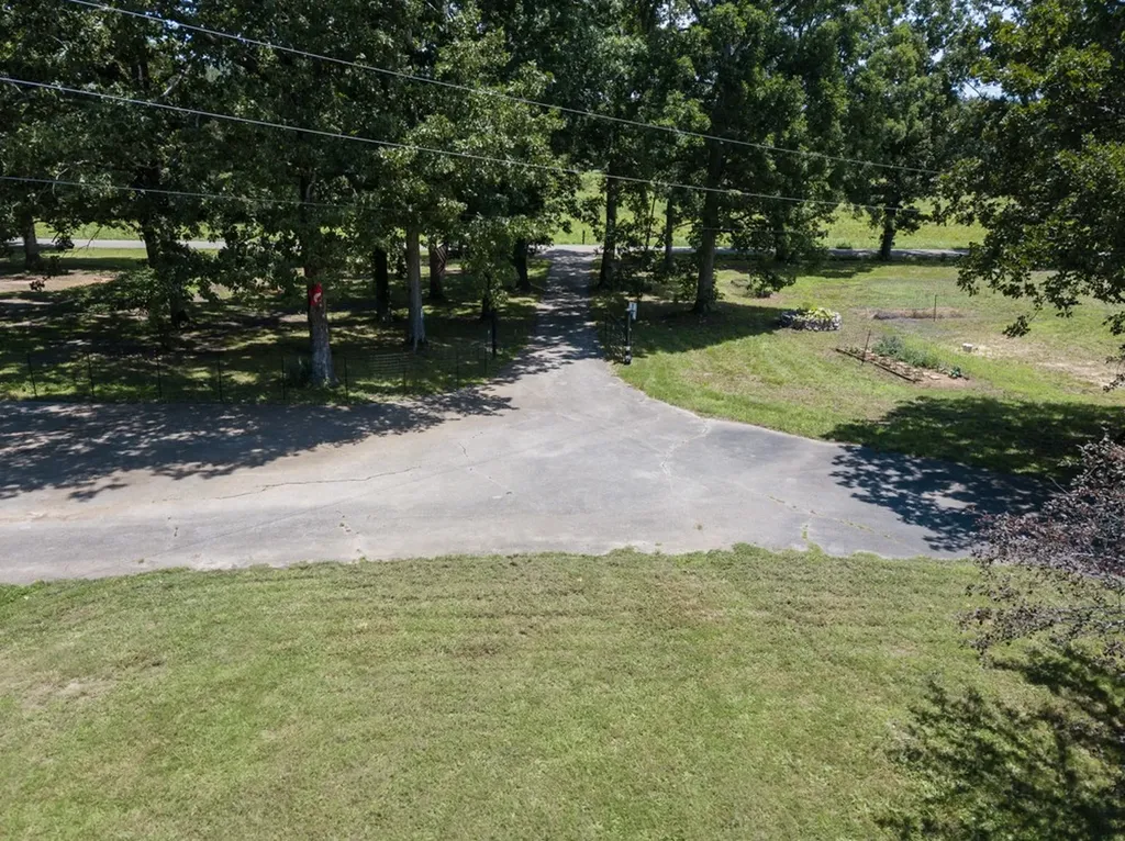 7636 Liberty Road Scotts Hill TN 38374