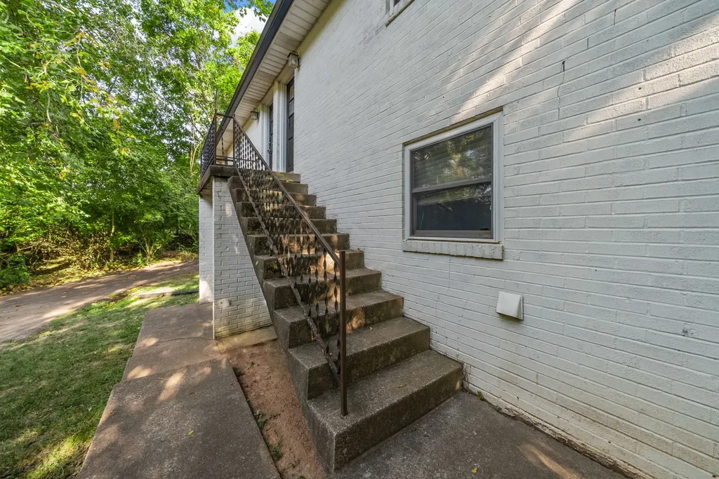 1862 Memorial Drive Clarksville TN 37043