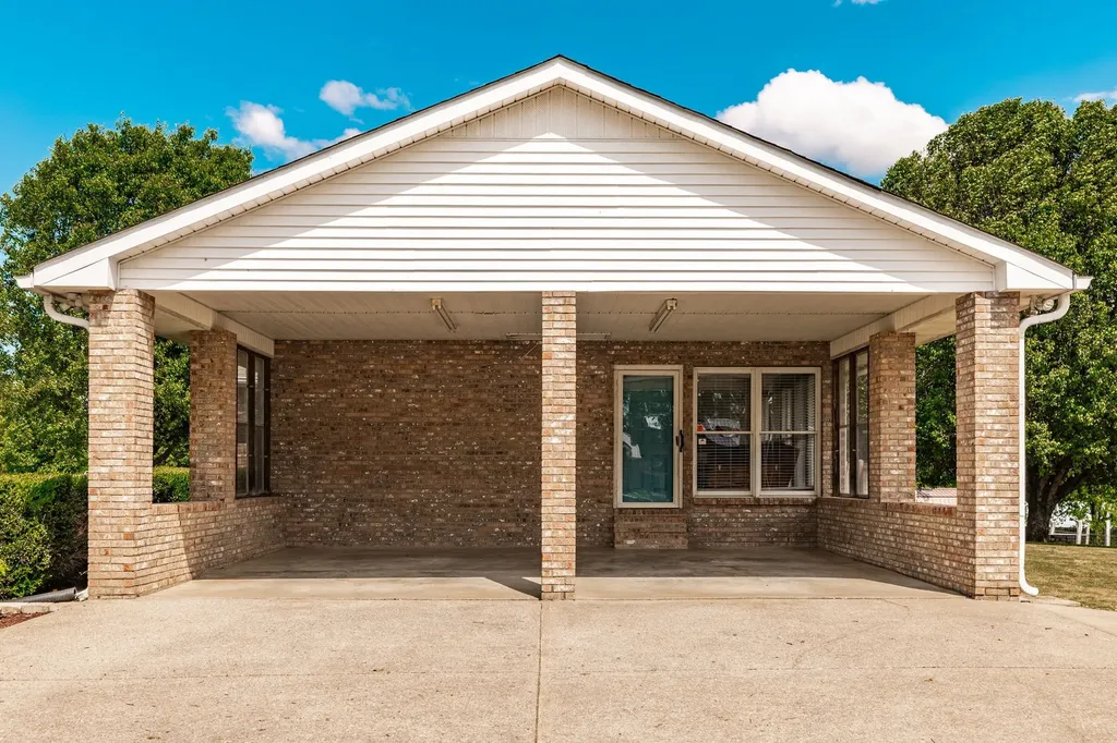 1976 Hartsville Pike Gallatin TN 37066