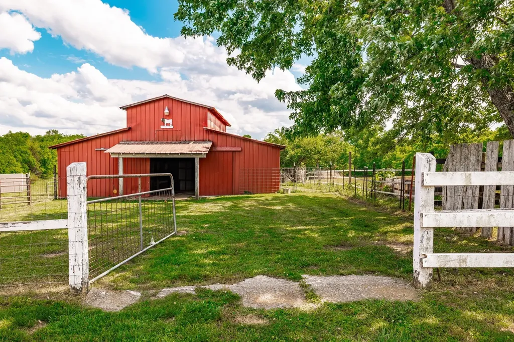 1976 Hartsville Pike Gallatin TN 37066