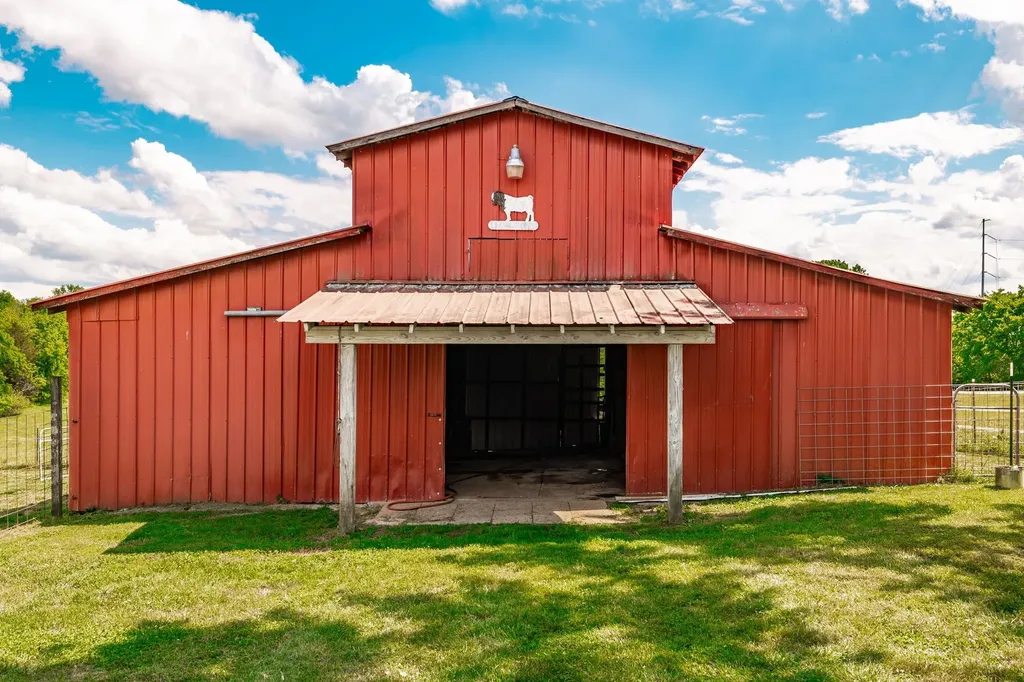 1976 Hartsville Pike Gallatin TN 37066