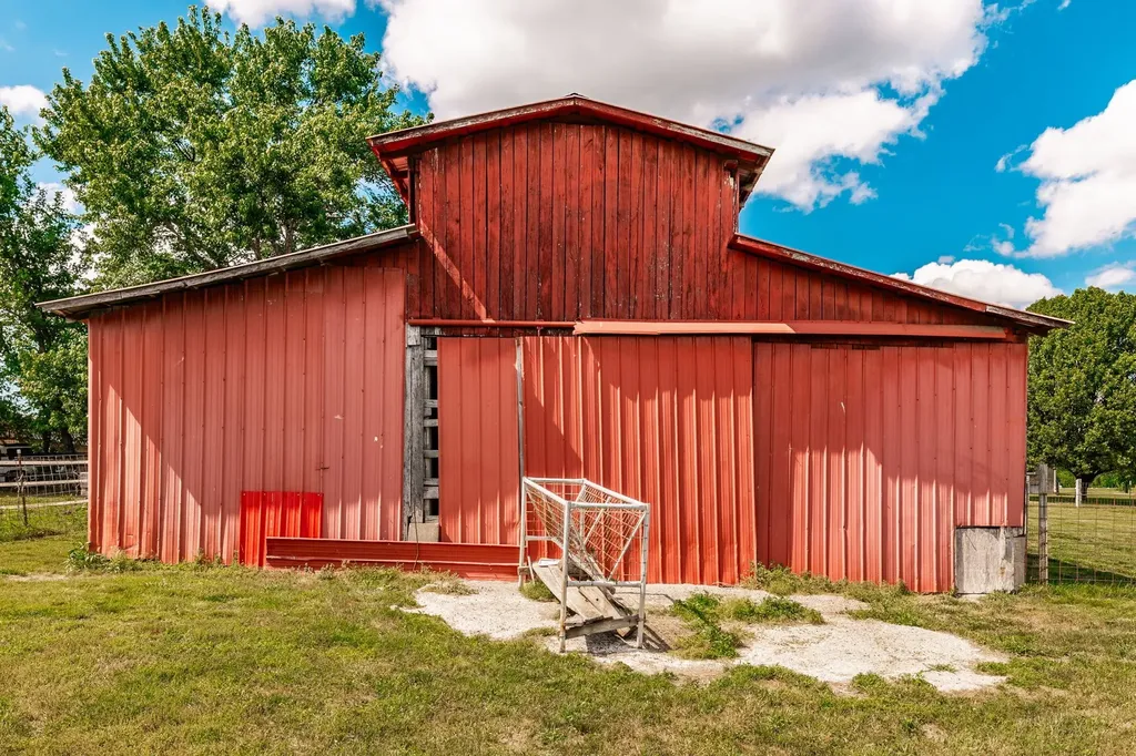 1976 Hartsville Pike Gallatin TN 37066