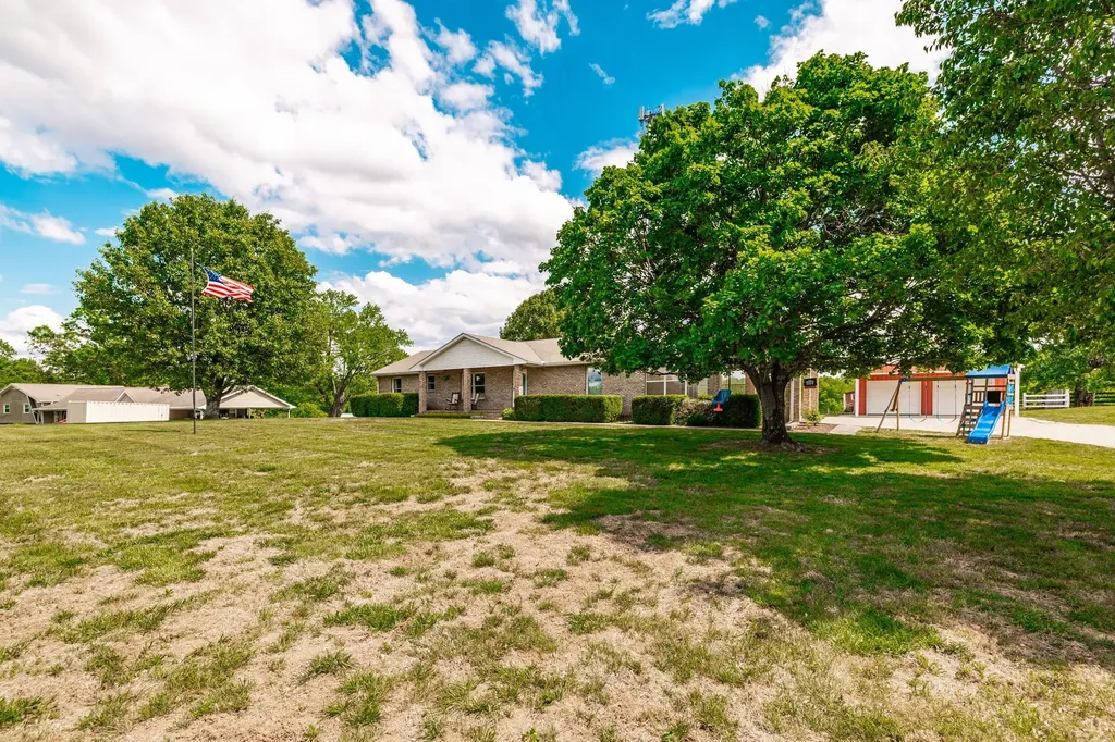 1976 Hartsville Pike Gallatin TN 37066