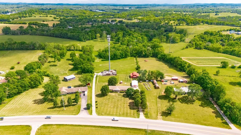 1976 Hartsville Pike Gallatin TN 37066