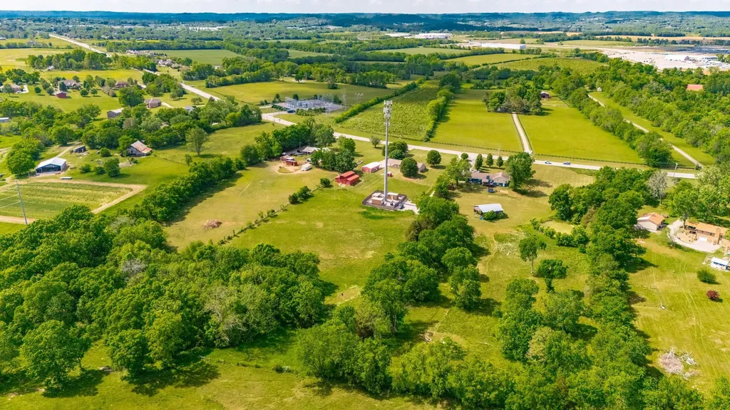 1976 Hartsville Pike Gallatin TN 37066