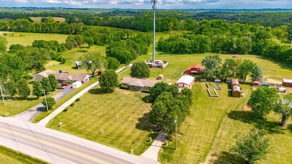 1976 Hartsville Pike Gallatin TN 37066