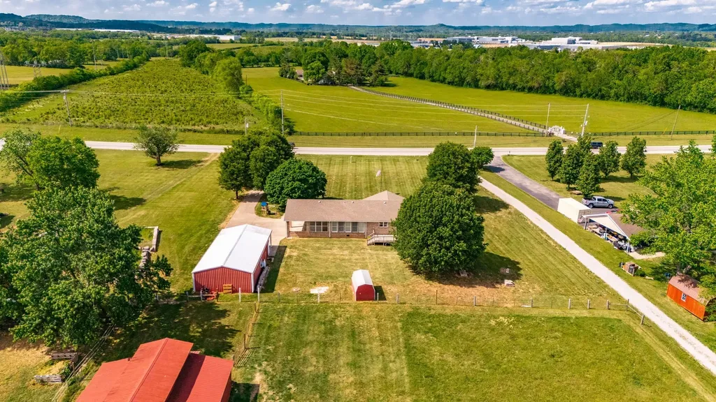 1976 Hartsville Pike Gallatin TN 37066