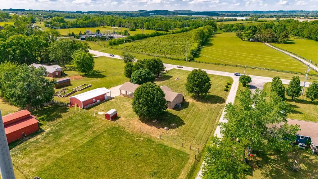 1976 Hartsville Pike Gallatin TN 37066