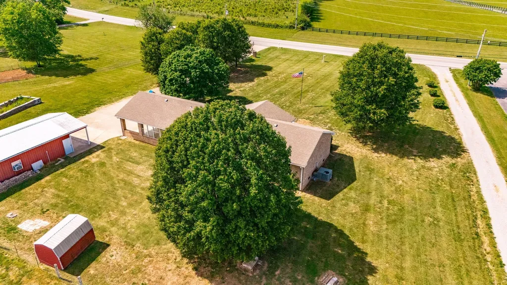 1976 Hartsville Pike Gallatin TN 37066