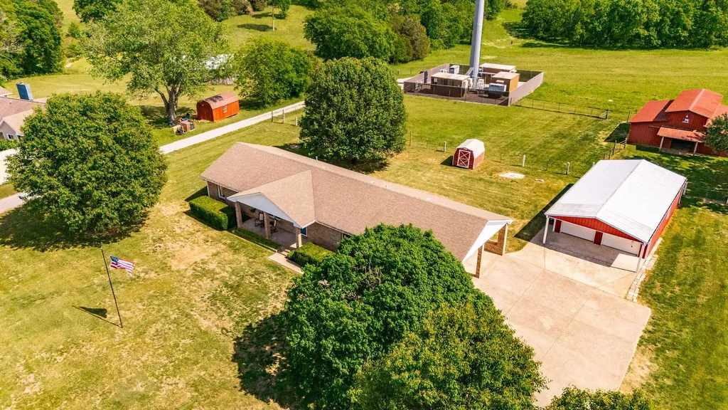 1976 Hartsville Pike Gallatin TN 37066