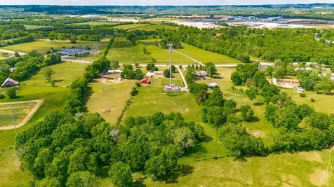 1976 Hartsville Pike Gallatin TN 37066