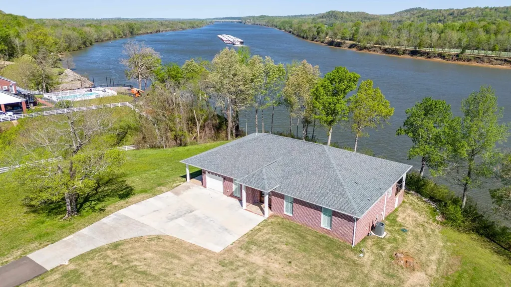 650 W Pillow Street Clifton TN 38425