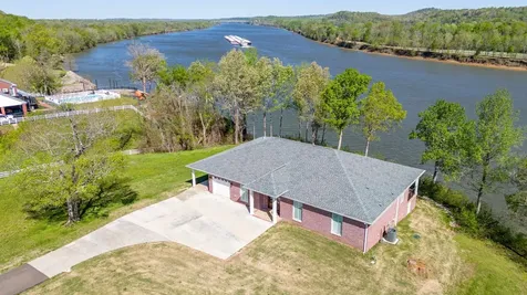 650 W Pillow Street Clifton TN 38425