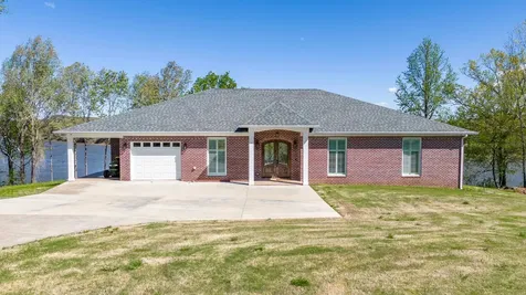 650 W Pillow Street Clifton TN 38425