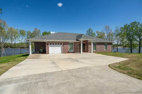 650 W Pillow Street Clifton TN 38425