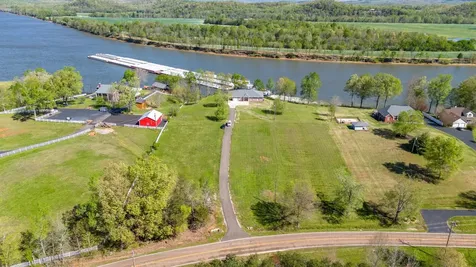 650 W Pillow Street Clifton TN 38425