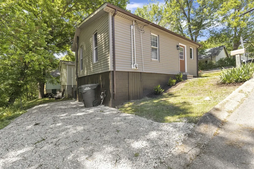 223 4th Ave, E Springfield TN 37172