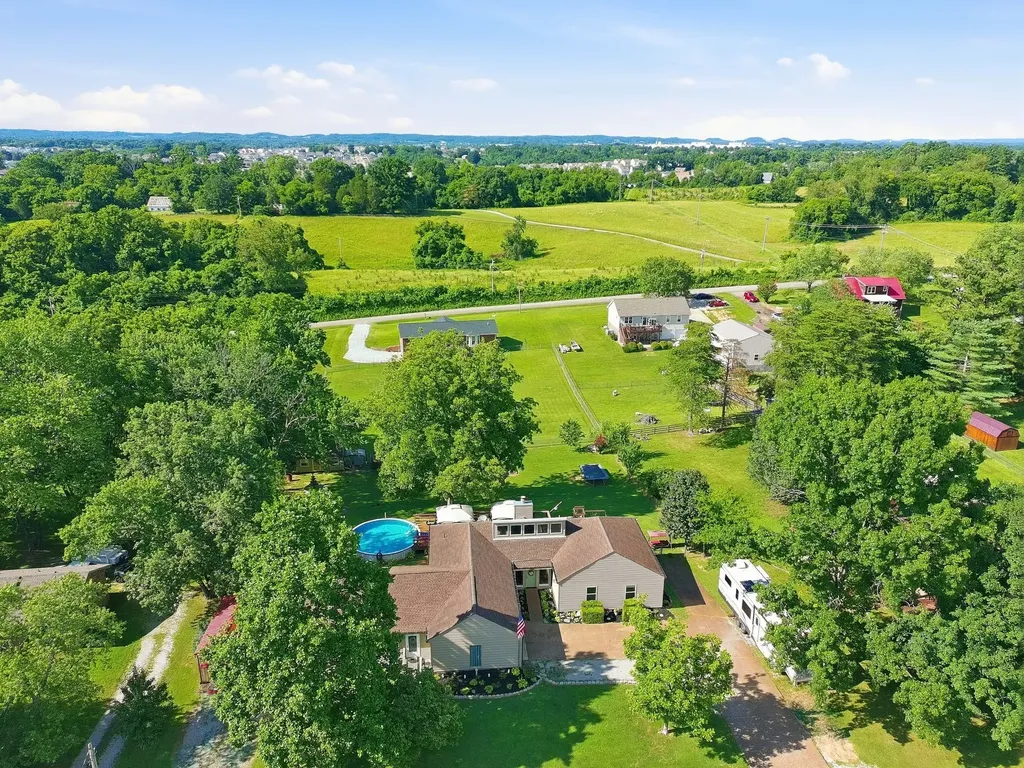 1330 Chippendale Circle Columbia TN 38401