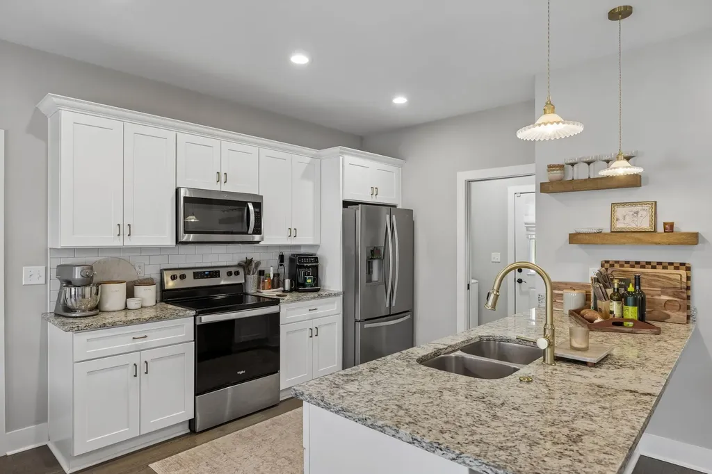 1004 Sycamore Rdg, E Burns TN 37029